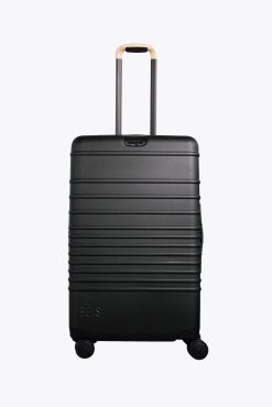 THE MEDIUM CHECK-IN ROLLER IN BLACK